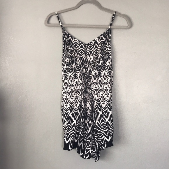 Patterned Romper - Picture 2 of 6